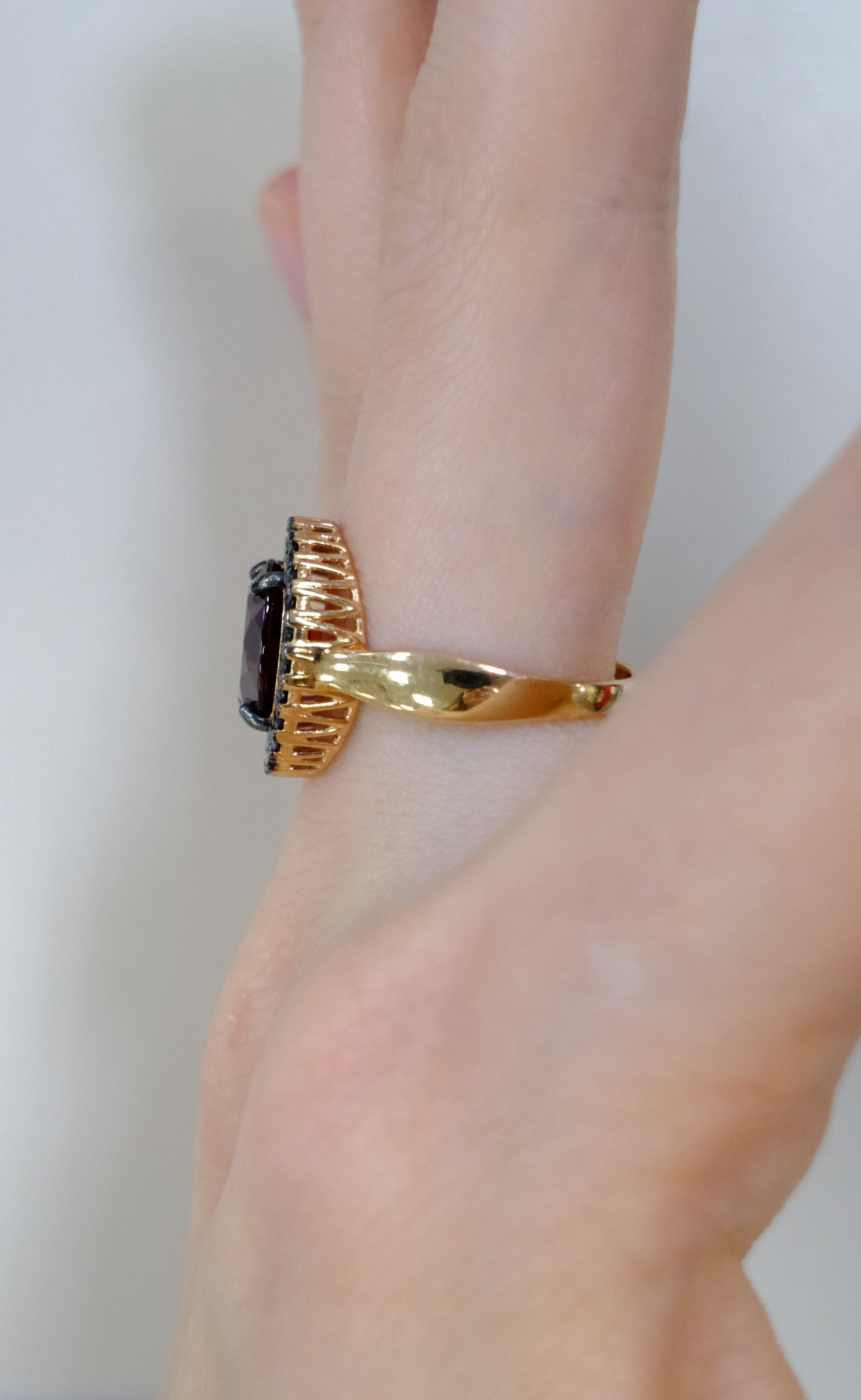 Серебряное кольцо с гранатом